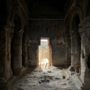 L'église sombre ("Dark Church", "Karanlık Kilise") est l'église rupestre la plus célèbre de Cappadoce.  Elle se trouve à l'intérieur du musée en plein air de Göreme et témoigne de la présence chrétienne au milieu du XIe siècle. Après de nombreuses allées et venues - et bien des péripéties - les peintures ont été restaurées dans les annees 1980. #turkey #cappadocia #göreme